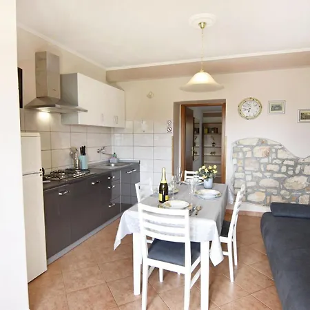 Apartment Grosse In Mit Grossem Garten Und Meerblick Umag
