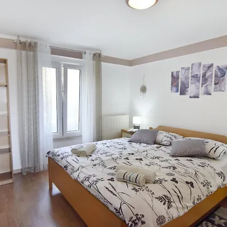 Grosse In Mit Grossem Garten Und Meerblick Apartment Umag