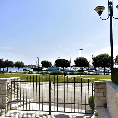 Grosse In Mit Grossem Garten Und Meerblick Umag