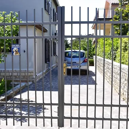 Grosse In Mit Grossem Garten Und Meerblick Umag