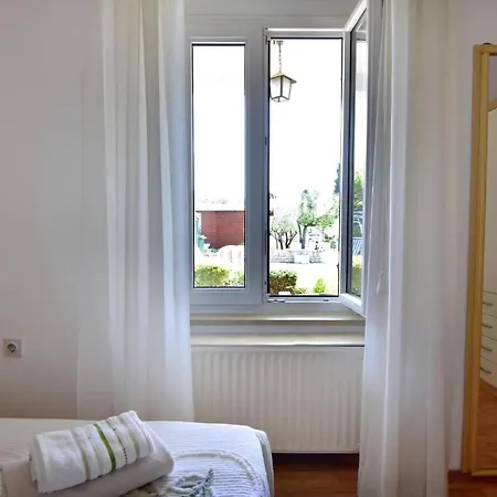 Grosse In Mit Grossem Garten Und Meerblick Apartment *