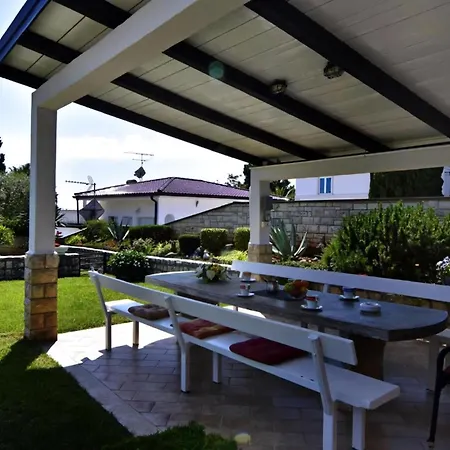 Apartment Grosse In Mit Grossem Garten Und Meerblick *