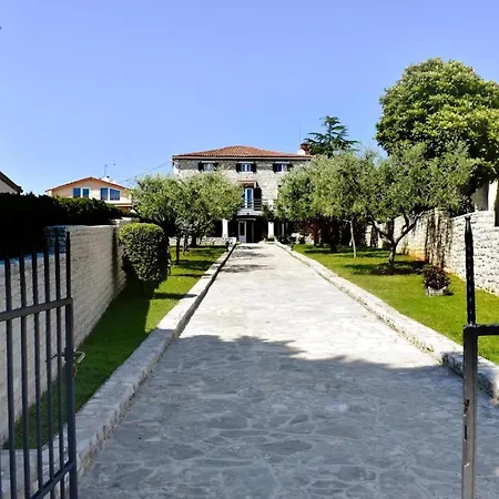 Apartment Grosse In Mit Grossem Garten Und Meerblick Umag